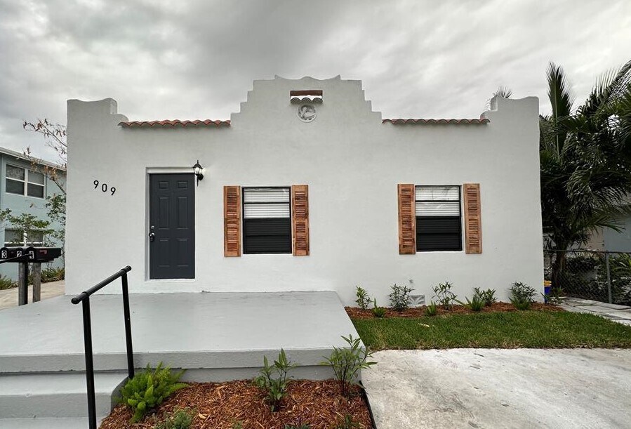Primary Photo - 909 N F St