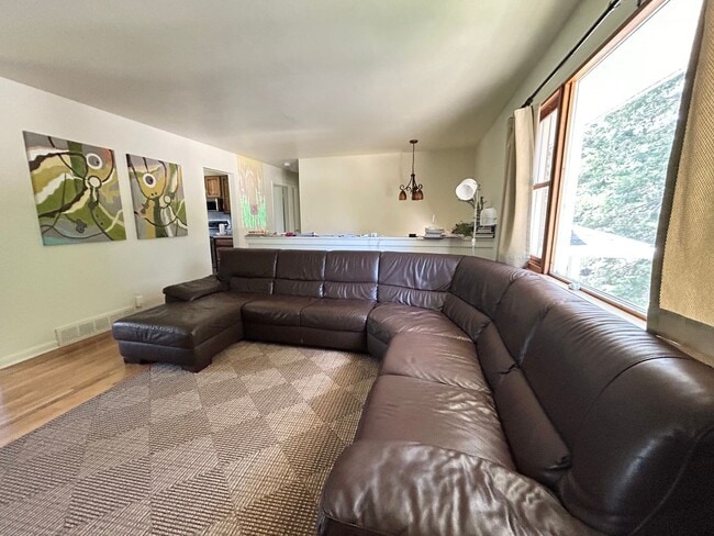 Building Photo - 4 Bedroom Home with Large Backyard in Sout...