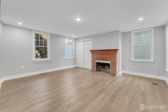 Building Photo - 15 N Main St