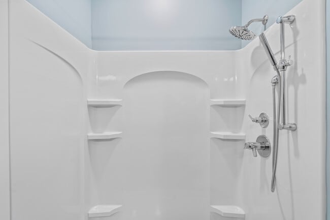 1 Bed - Bathroom - Reed Creek Greenway Apartments