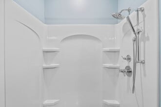 1 Bed - Bathroom - Reed Creek Greenway Apartments