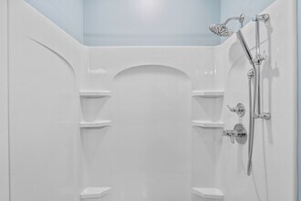 1 Bed - Bathroom - Reed Creek Greenway Apartments