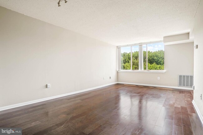 Building Photo - 10101 Grosvenor Pl