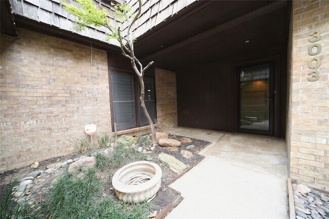 Building Photo - 3003 Hartwood Court