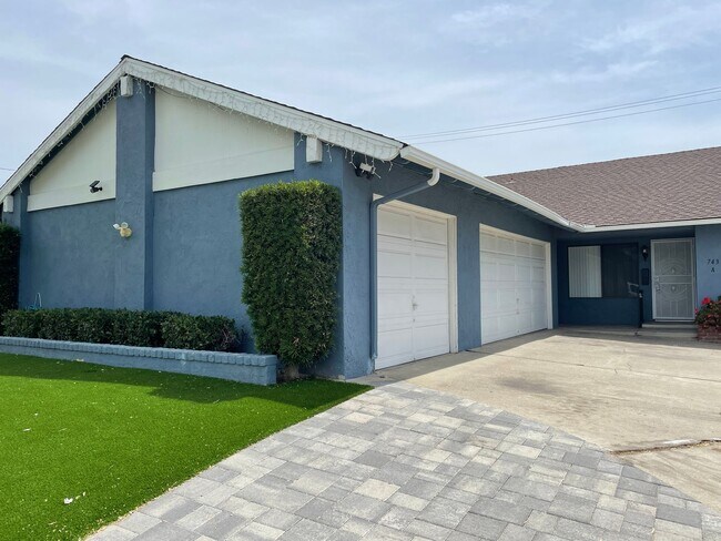 Foto del edificio - Lovely 2 bed, 2 bath Duplex Home in Orange