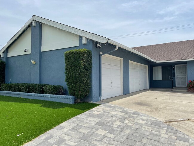 Building Photo - Lovely 2 bed, 2 bath Duplex Home in Orange