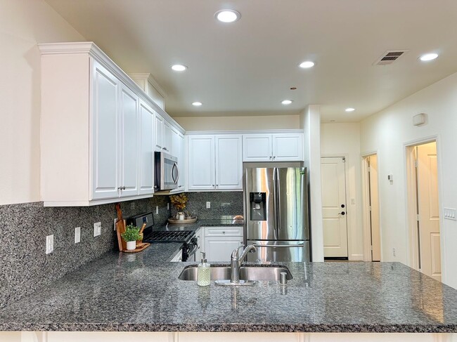 Building Photo - 3317 E Wild Horse Privado