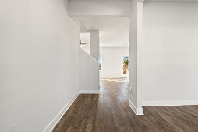 Foto del edificio - 3000 Rachel Pl