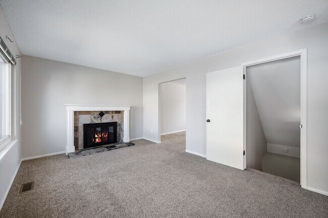 Building Photo - Spacious 3BD, 3BA Morrison Home with Finis...