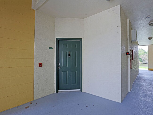 Building Photo - Royal Greens 11520-1007