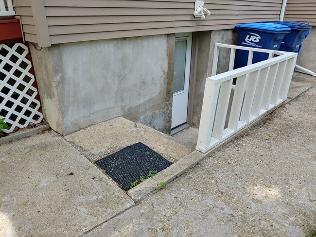 Building Photo - 1422 Oakwood Ave