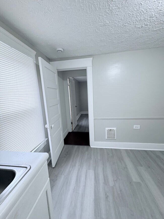 Building Photo - Charming 2 Bed 1 Bathroom in Warren Ohio!