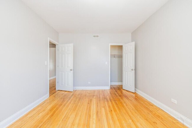 Foto del edificio - 4 bedroom in Chicago IL 60620