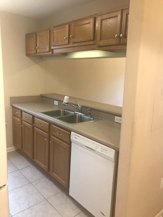 Building Photo - Townhouse for Rent In Camelot