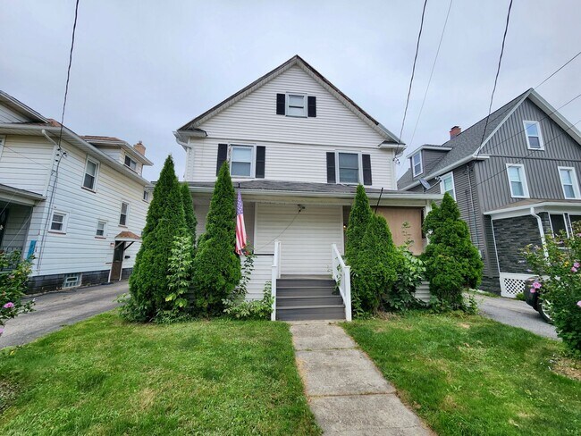 Foto del edificio - 4 bed 2.5 bath House | East Rochester | First Floor Laundry Hookups | Front and back covered porch