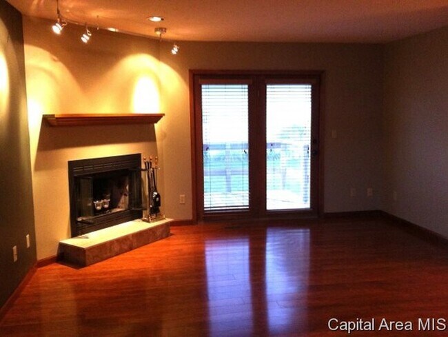 Foto del edificio - 2 Bed / 2 bath, Quiet, Westside Duplex for $1500.00 month. $1500 deposit required.