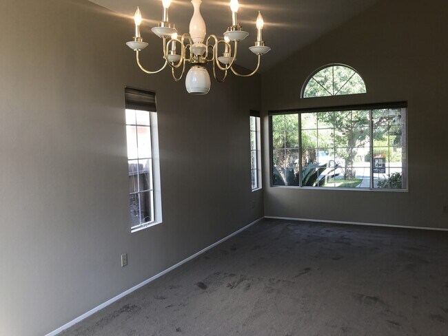 Foto del edificio - Upgraded 2 Story Air Conditioned Home in S...
