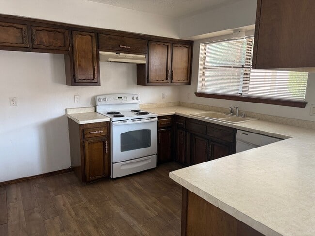 Foto del edificio - 4 Br, 1.75 Ba, 2 living areas, formal dining room, 2 CG, nice yards, storage shed