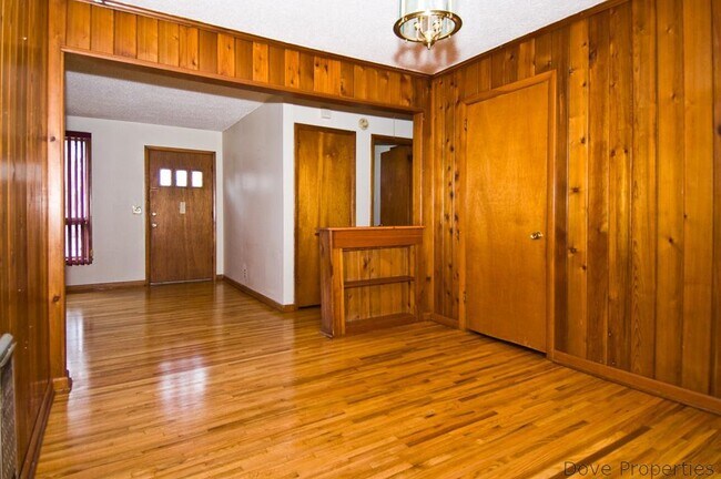 Foto del edificio - Now Showing: 2BR + house with large yard (...