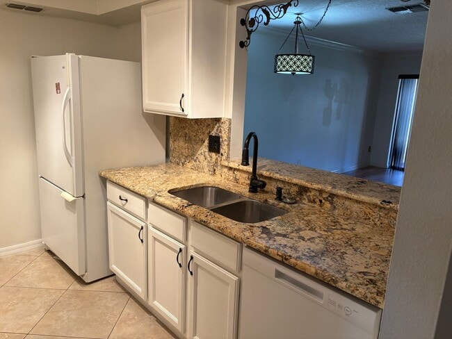 Building Photo - Beautiful 2 story townhouse in Cypress Club