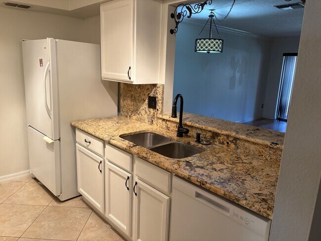 Foto del edificio - Beautiful 2 story townhouse in Cypress Club