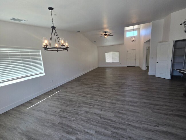 Foto del edificio - Beautiful, Clean 4 bedroom with Solar!!