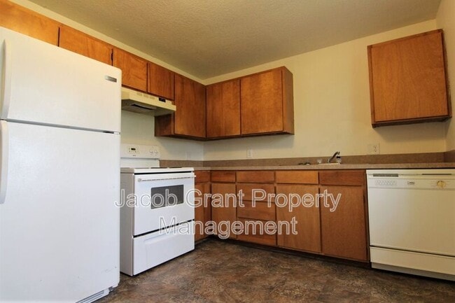 Building Photo - 121 S 2nd W