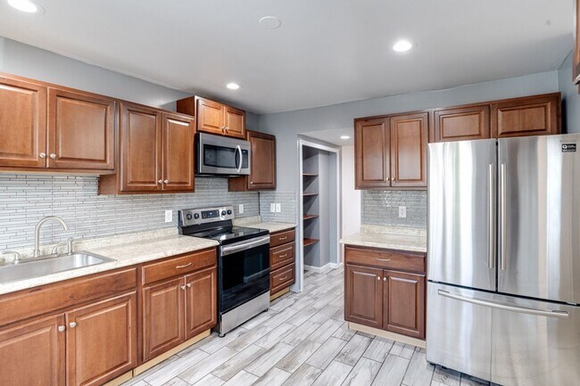 Building Photo - 3 Bedroom End of Group Townhome in Parkvil...