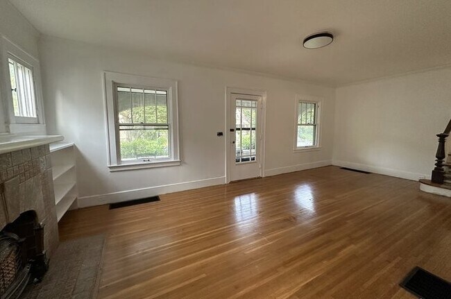 Foto del edificio - 353 Hillcrest Ave