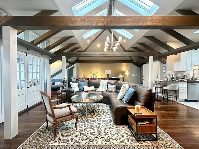 Building Photo - 10 Young St