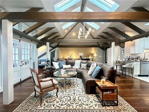 Building Photo - 10 Young St