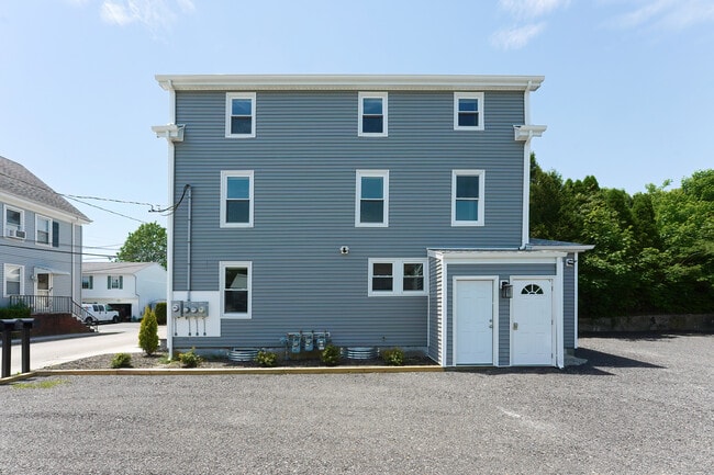 Photo - 71 Saint Elizabeth St (Bristol, RI) Apartments
