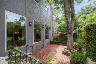 Building Photo - 7922 Woodway Dr
