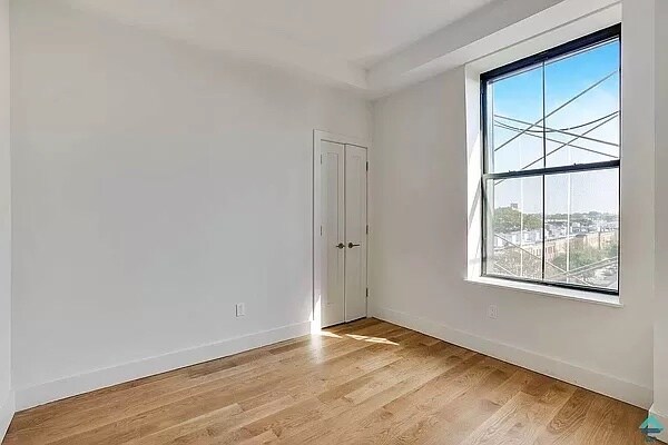 Building Photo - 5527 Myrtle Ave