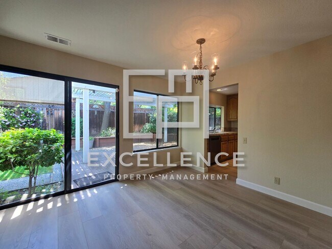 Foto del edificio - Beautiful 3/2 House - Dogs Negotiable, All New LVT Flooring, Covered Patio and Yard