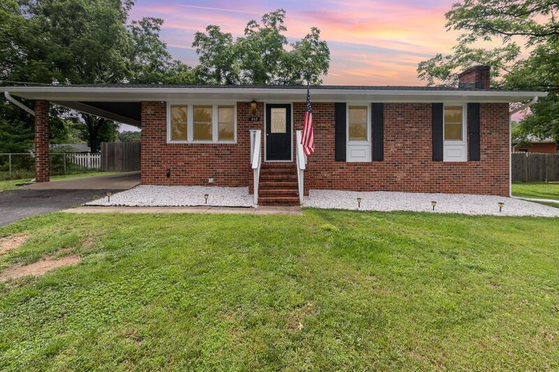 Foto principal - 203 Pecan Ln