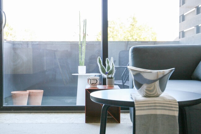 Foto del edificio - 2129 N Kimball Ave