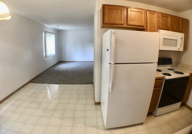 Building Photo - 1535 E Bellows St