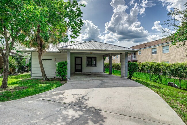 Building Photo - Central Lakeland Home