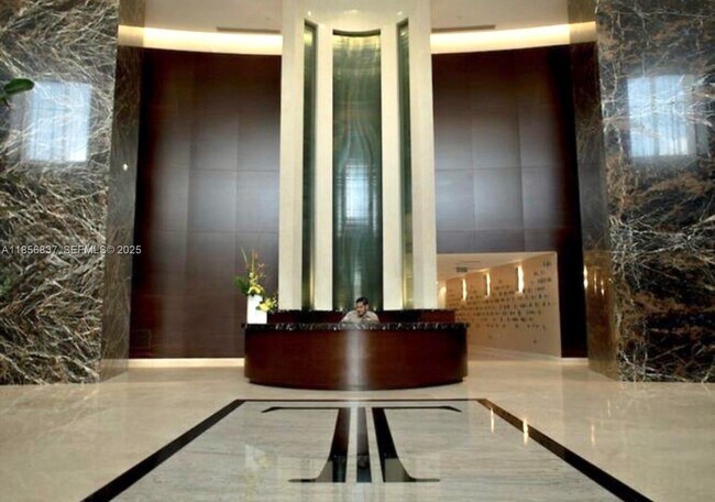 Foto del edificio - 15811 Collins Ave