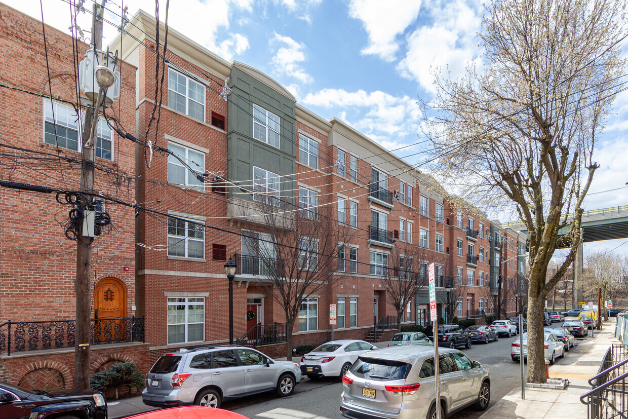 Building Photo - Crescent Court