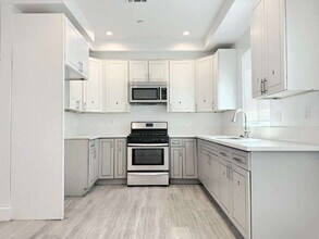 Building Photo - 827 E 74th St