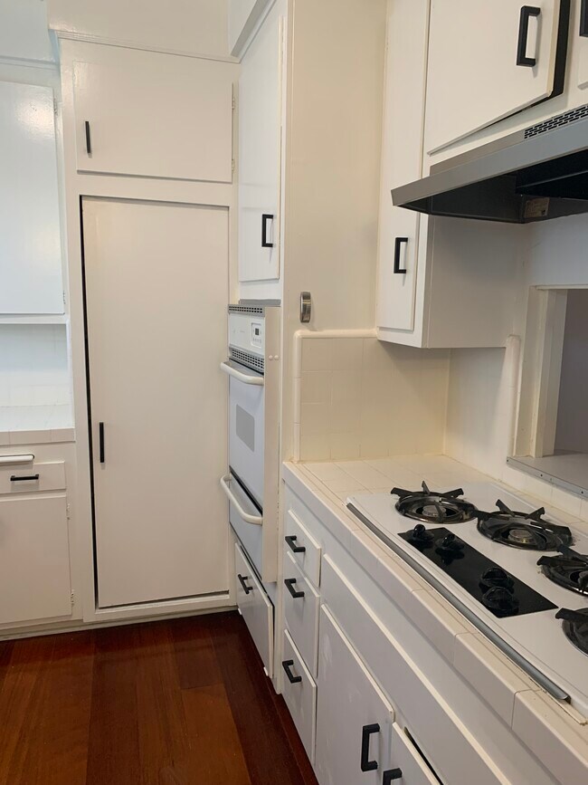 Building Photo - 10350 Almayo Ave