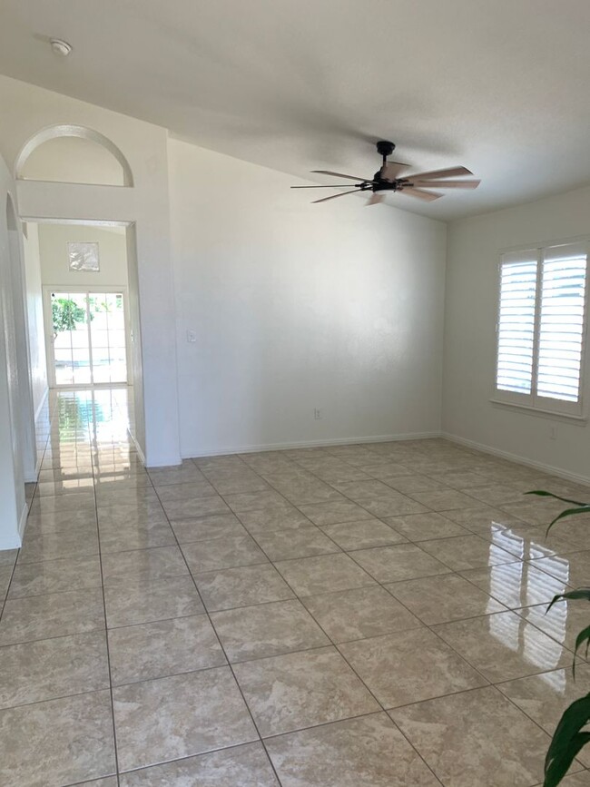 Building Photo - Beautiful home in SW Bakersfield W/Solar a...