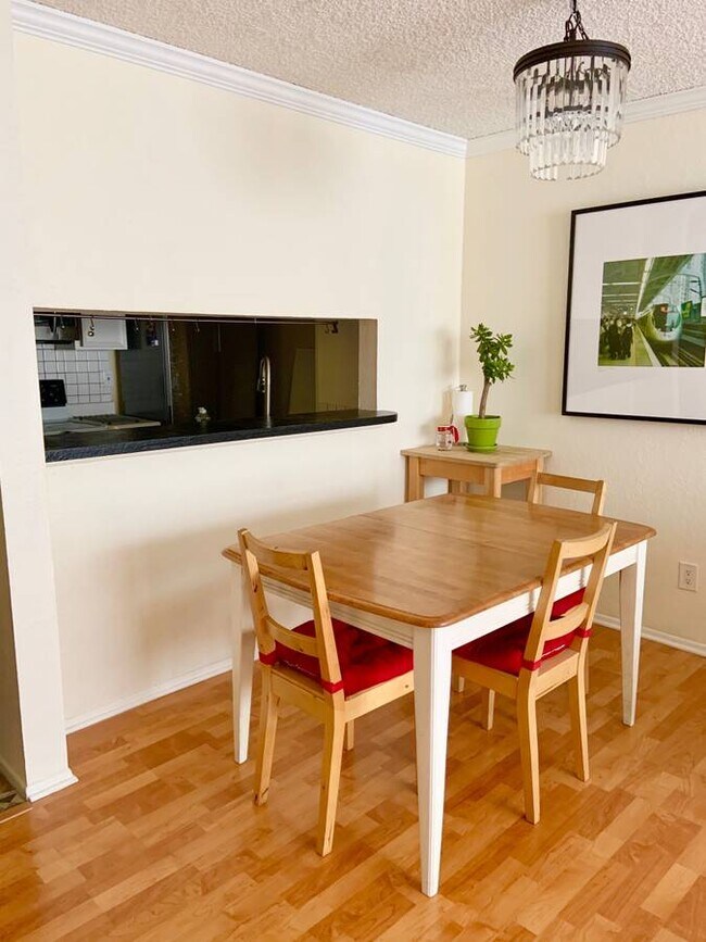 Foto del edificio - 1351 N Orange Dr