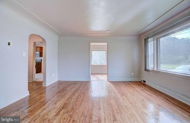 Foto del edificio - Beautiful 2 Bedroom, 1 Full bath ground fl...