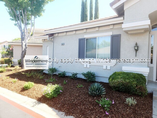 Building Photo - Bright 3 bedroom, 2 bath in Gated Communit...