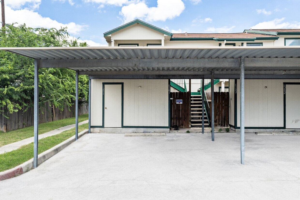 Foto principal - 4949 Hamilton Wolfe Rd