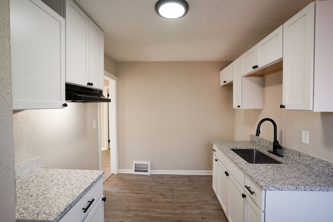 Foto del edificio - This beautifully updated 2-bedroom, 1-bath...