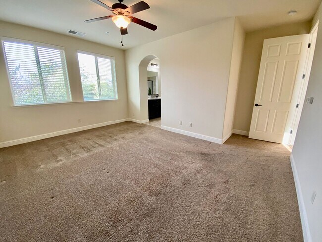 Foto del edificio - $3,150 Copper River, Beautiful 4 Bedroom -  E. Via Estrella Dr, Fresno / Gated Community